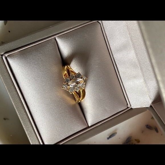 𝅺beautiful gold tone sparkly ring size 6.5 - Picture 11 of 13